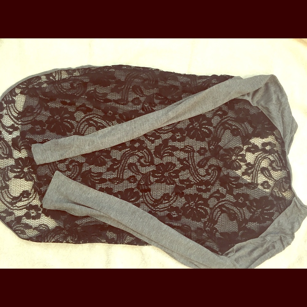 Aritzia Wilifred v-neck tee w/lace back
